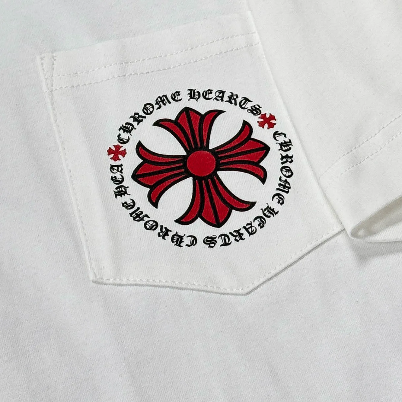 P170 Chrome Hearts 25 high-end versions. The fabric is made of 300 grams of high-density pure cotton. It does not deform or shrink. It has three labels. It is the same style for men and women. Technology: suede foaming + digital printing. Color: white, black. SIZE: S-XL.